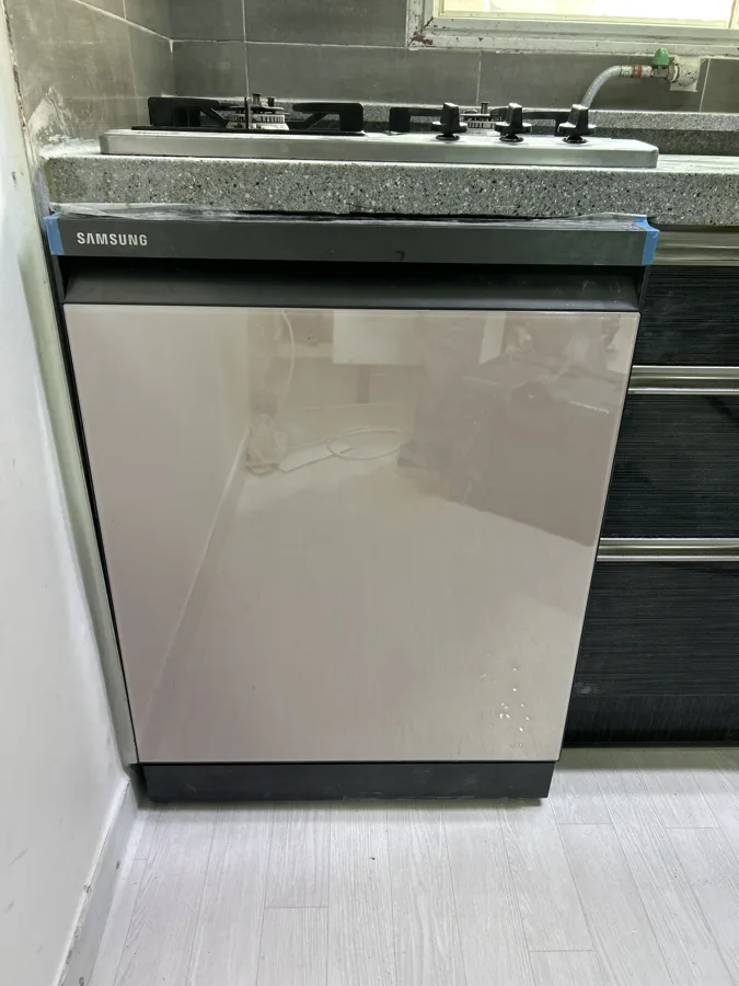 같은 자리에 제품을 고정 설치한 싱크대설치기사 작업 후 모습