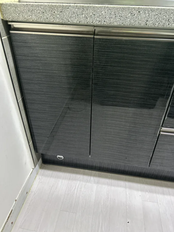 기존 도어가 닫혀 있는 싱크대설치기사 방문 전 하부장 모습