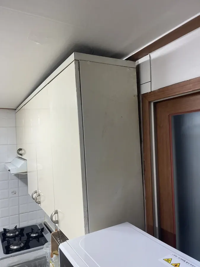 하부 지지대가 약해져 눌리고 내려앉은 원룸 상판처짐수리 전 상태